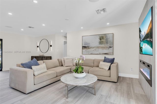 6980 NW 6th Ct, Plantation, FL 33317