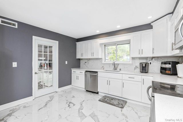 299 Mount Vernon Avenue, Medford, NY 11763
