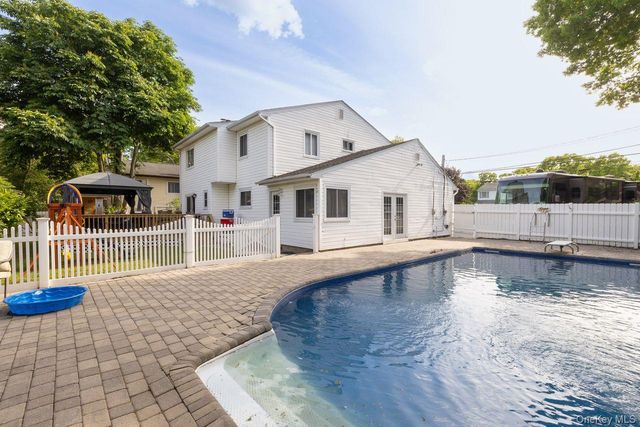 299 Mount Vernon Avenue, Medford, NY 11763