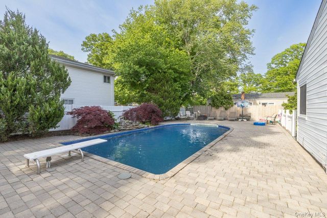 299 Mount Vernon Avenue, Medford, NY 11763