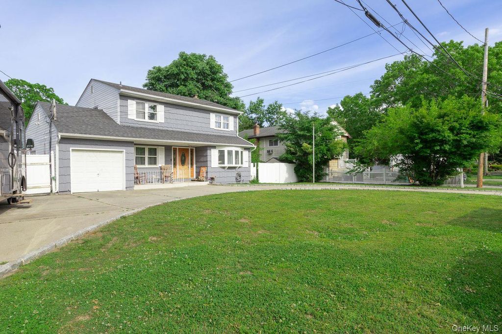299 Mount Vernon Avenue, Medford, NY 11763