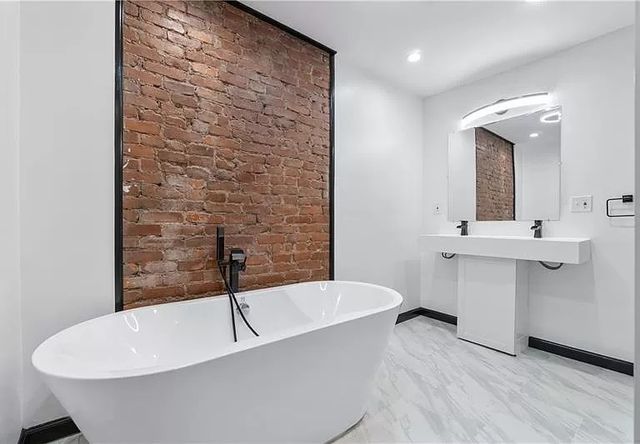 3418 Duquesne Ave, West Mifflin, PA 15122