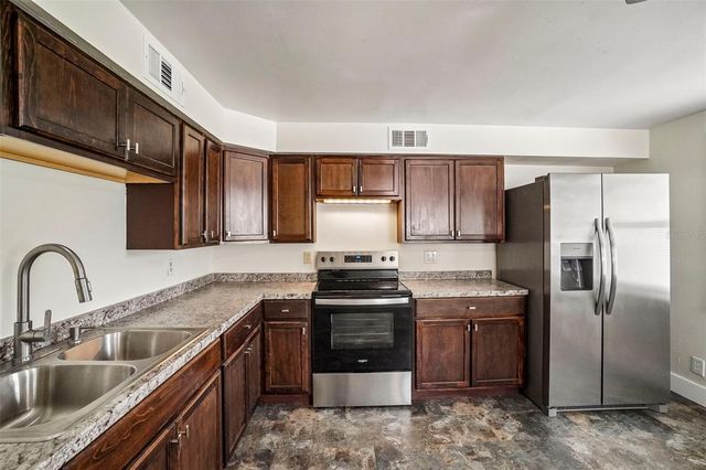 9216 W ROBSON STREET, Tampa, FL 33615