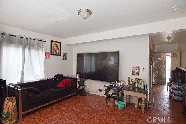 6911 Compton, Compton, CA 90001