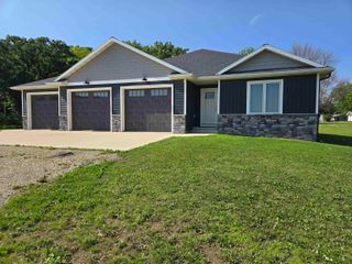 4 Stanton Dr., Riceville, IA 50466