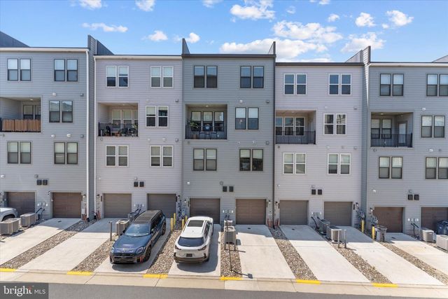 13363 LAUNDERS ST, Herndon, VA 20171