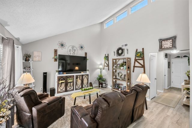 5702 Meadow Wood Lane, Fort Worth, TX 76112