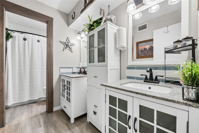 5702 Meadow Wood Lane, Fort Worth, TX 76112