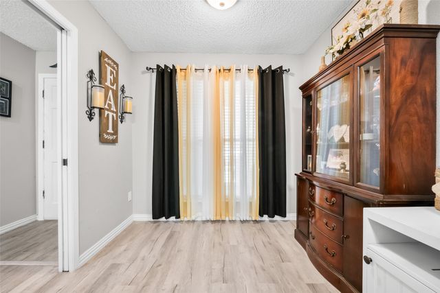 5702 Meadow Wood Lane, Fort Worth, TX 76112