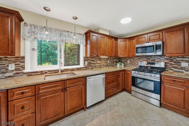 82 Duval St, Bridgewater Twp., NJ 08807