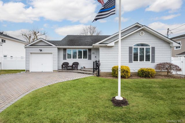 525 Roosevelt Avenue, Massapequa Park, NY 11762