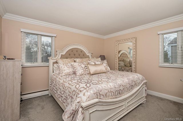 525 Roosevelt Avenue, Massapequa Park, NY 11762