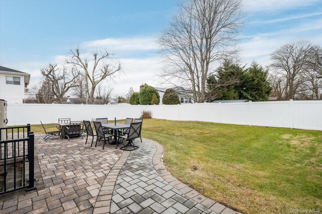 525 Roosevelt Avenue, Massapequa Park, NY 11762