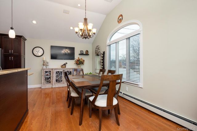 525 Roosevelt Avenue, Massapequa Park, NY 11762