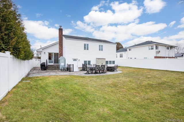 525 Roosevelt Avenue, Massapequa Park, NY 11762