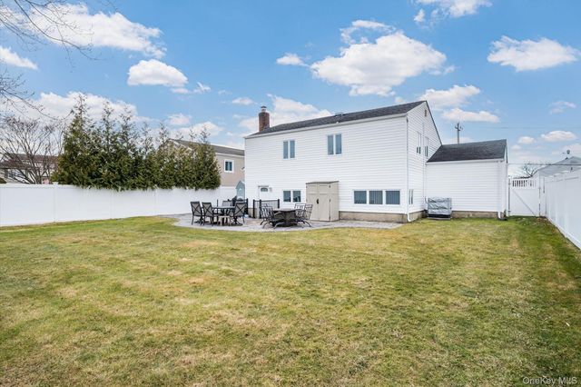 525 Roosevelt Avenue, Massapequa Park, NY 11762