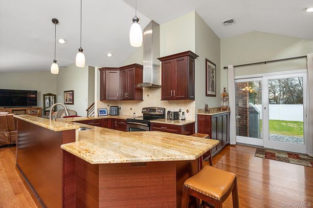 525 Roosevelt Avenue, Massapequa Park, NY 11762