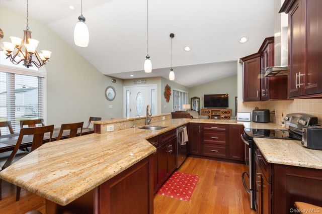 525 Roosevelt Avenue, Massapequa Park, NY 11762