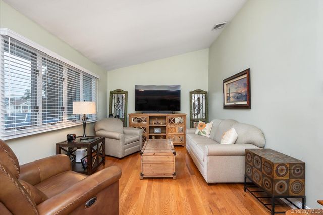 525 Roosevelt Avenue, Massapequa Park, NY 11762