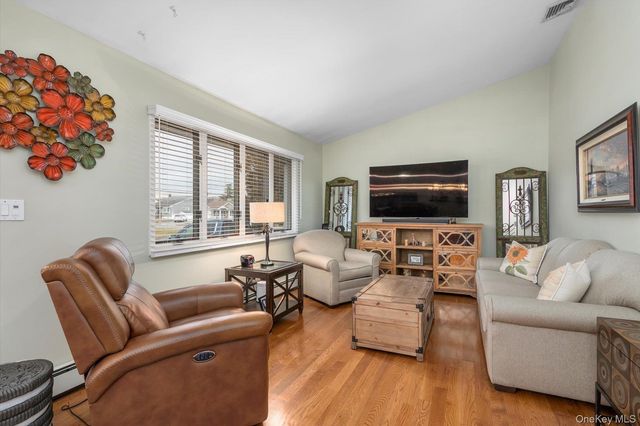 525 Roosevelt Avenue, Massapequa Park, NY 11762