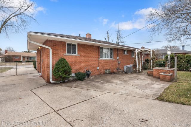 9001 Shannon Drive, Sterling Heights, MI 48314