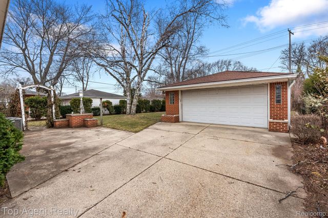 9001 Shannon Drive, Sterling Heights, MI 48314