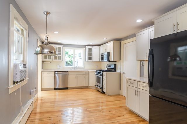 29 Cottage Street, Wellesley, MA 02482
