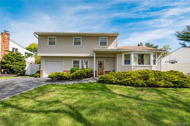 17 Wentworth Drive, Dix Hills, NY 11746