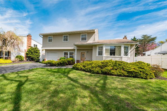 17 Wentworth Drive, Dix Hills, NY 11746