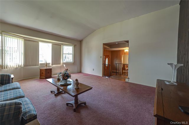 17 Wentworth Drive, Dix Hills, NY 11746