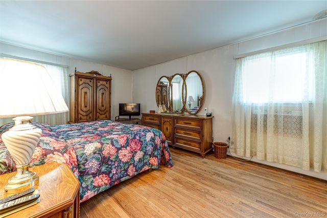 17 Wentworth Drive, Dix Hills, NY 11746