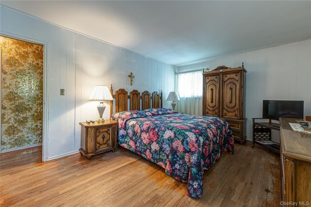 17 Wentworth Drive, Dix Hills, NY 11746