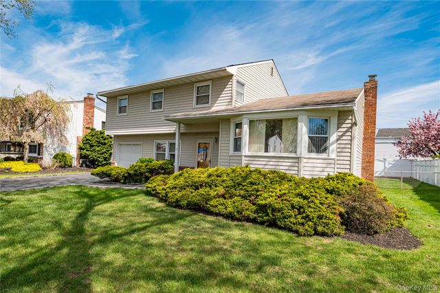 17 Wentworth Drive, Dix Hills, NY 11746