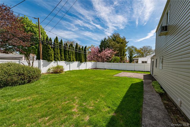 17 Wentworth Drive, Dix Hills, NY 11746