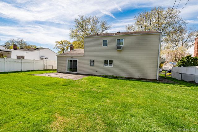 17 Wentworth Drive, Dix Hills, NY 11746