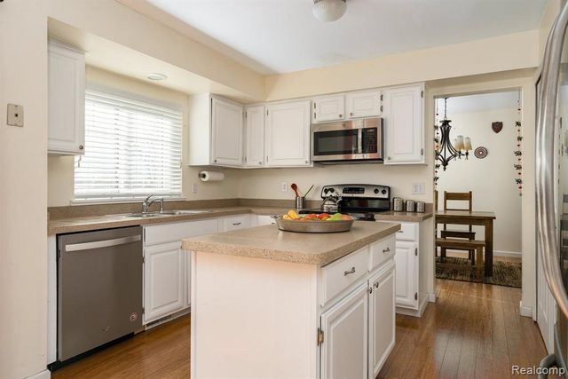 1921 Fairfield Drive, Rochester Hills, MI 48306