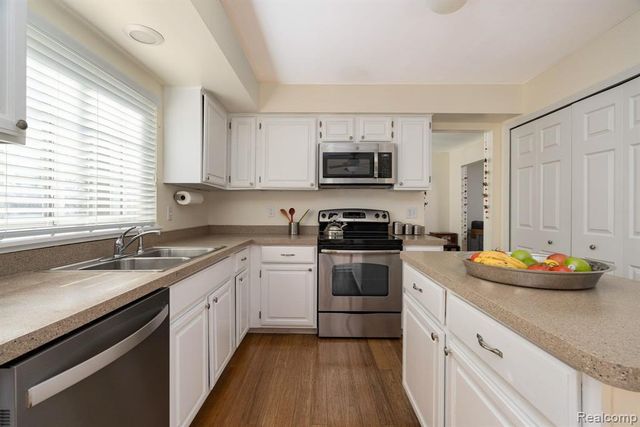 1921 Fairfield Drive, Rochester Hills, MI 48306