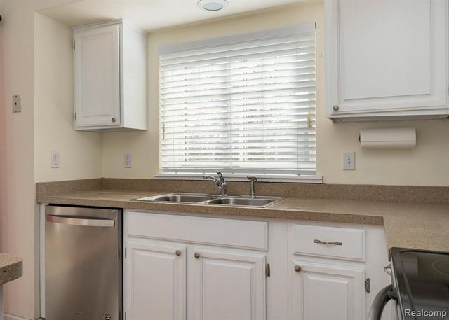 1921 Fairfield Drive, Rochester Hills, MI 48306