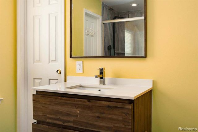 1921 Fairfield Drive, Rochester Hills, MI 48306