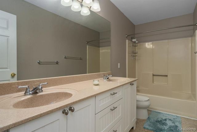 1921 Fairfield Drive, Rochester Hills, MI 48306