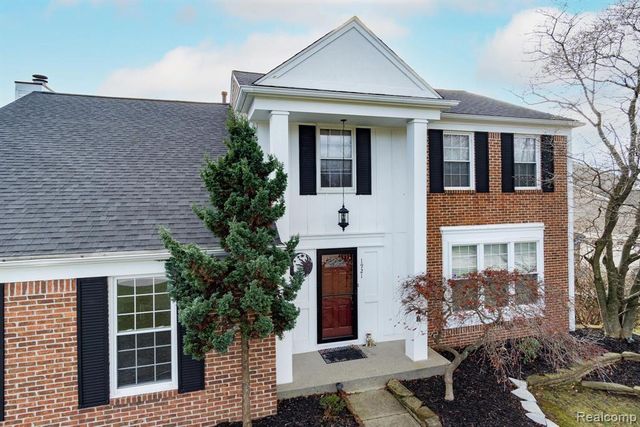 1921 Fairfield Drive, Rochester Hills, MI 48306