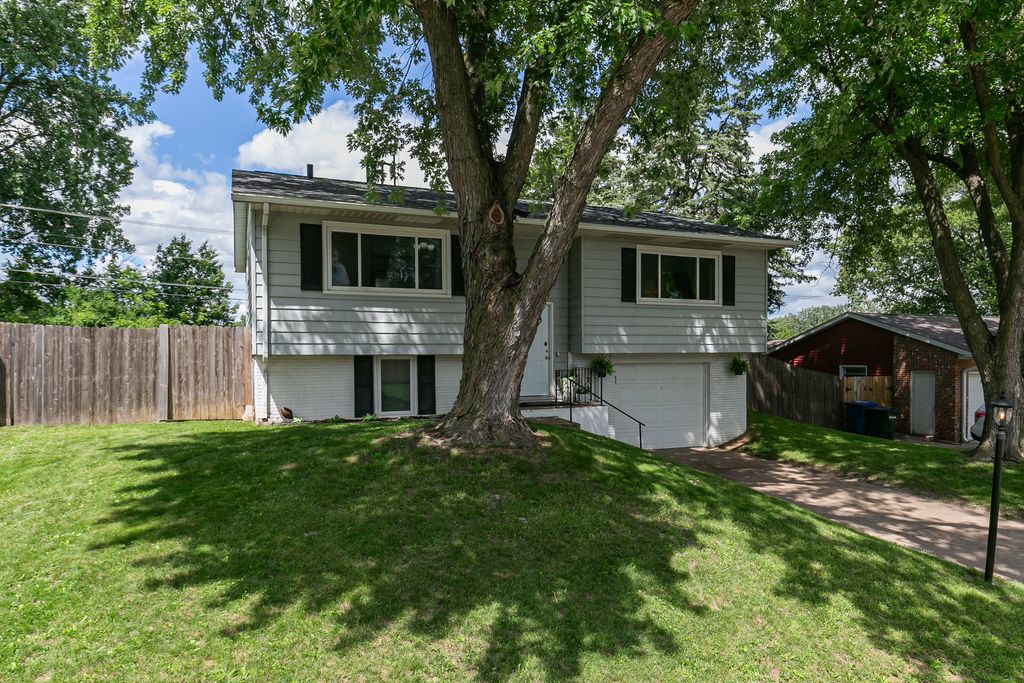 2912 E 35TH Street, Davenport, IA 52807