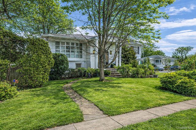 425 Old Courthouse Road, Manhasset Hills, NY 11040