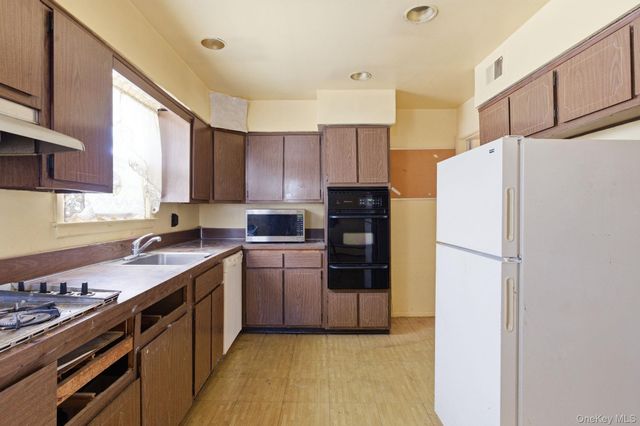 425 Old Courthouse Road, Manhasset Hills, NY 11040