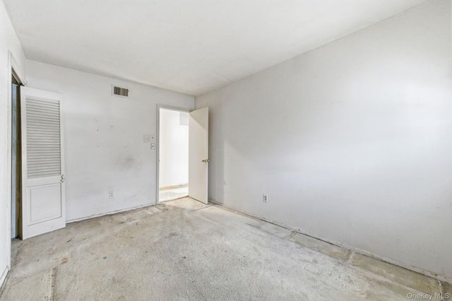 425 Old Courthouse Road, Manhasset Hills, NY 11040