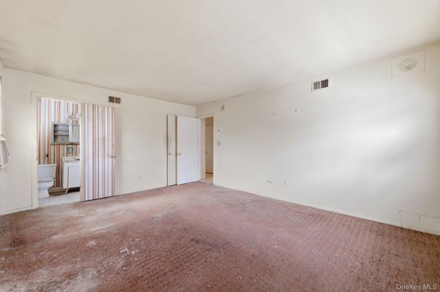 425 Old Courthouse Road, Manhasset Hills, NY 11040