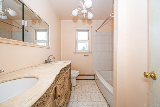 425 Old Courthouse Road, Manhasset Hills, NY 11040