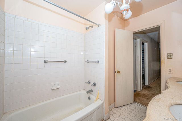 425 Old Courthouse Road, Manhasset Hills, NY 11040