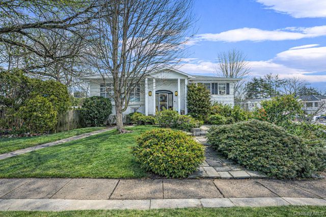 425 Old Courthouse Road, Manhasset Hills, NY 11040