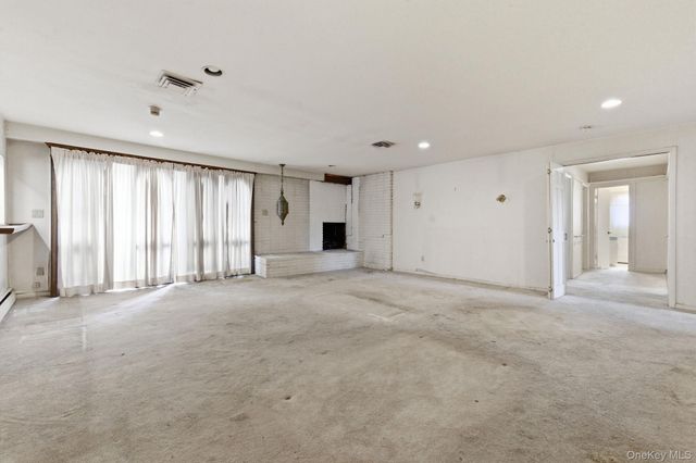 425 Old Courthouse Road, Manhasset Hills, NY 11040